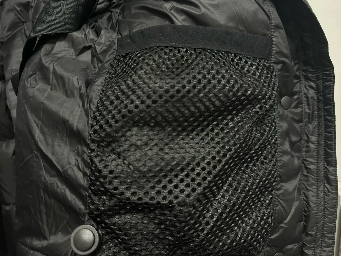 P720 [CANADA GOOSE] Cypress Women's Short Down Jacket 2256W The down collar enhances warmth and can better withstand bad weather. The short hem has an internal drawstring to adjust the tightness and block the cold wind. Embedded cuffs improve comfort and lock in heat. Dropped shoulder design and articulated sleeves allow for a good range of movement. Two external pockets: zippered hand pockets. ·Three interior pockets: two mesh drop-in pockets and one zippered pocket! Size: XS S M Color: Black Birch